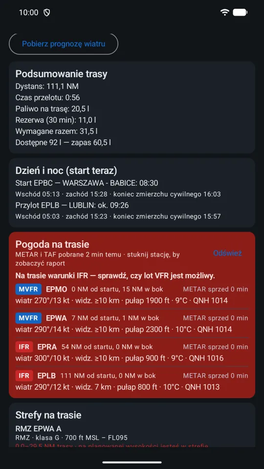 Briefing w aplikacji: podsumowanie trasy z paliwem, dzień i noc, pogoda na trasie z kategoriami MVFR i IFR oraz strefy na trasie